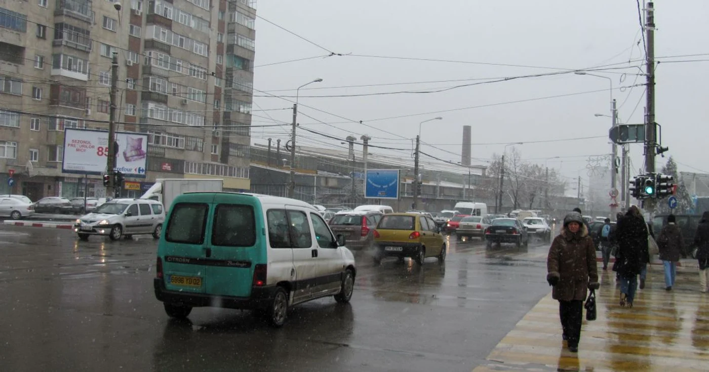În Ploieşti, a început să ningă de azi-dimineaţă