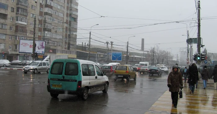 În Ploieşti, a început să ningă de azi-dimineaţă