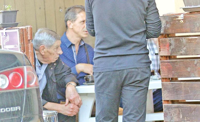 Şi anul trecut,  l-am suprins la  acest local 