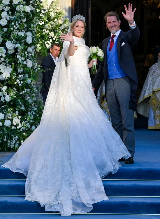 Mireasa, condusă la altar de fratele ei, Prințul Moștenitor Pavlos (Foto: GettyImages)