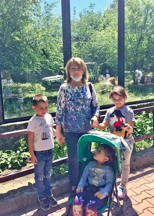 Bunica Maria Băsescu o ajută la creșterea micuților