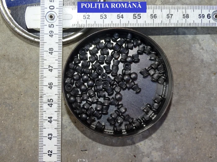 Ameninţări online cu arme, în Argeş. Zeci de proiectile, două săbii şi un pistol au fost găsite la percheziţiile de după postarea live
