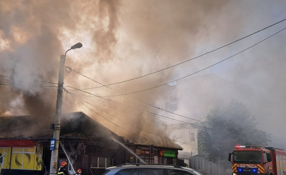 Mesaj Ro-Alert după un incendiu cu degajări mari de fum: ard mai multe magazine din Ploiești VIDEO