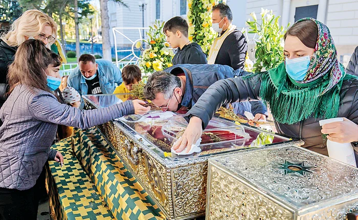 Pelerinii au stat la coadă ca să ajungă la raclă Foto: Inquam Photos