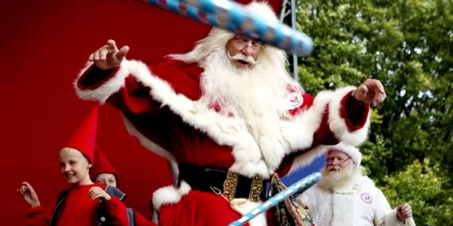 Moş Crăciunii au făcut exerciţii Zumba cu cercul de hula hoop 