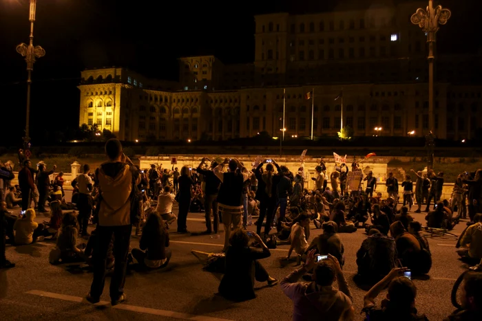 Protestatarii în faţa Parlamentului FOTO Alexandru Nicuşor Matei