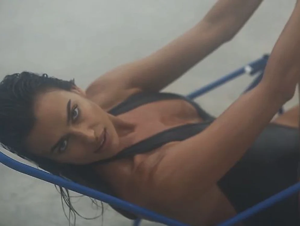 
    Irina Shayk (29 de ani) a făcut ședință foto la o plajă din New Yorkfoto: revista LOVE  