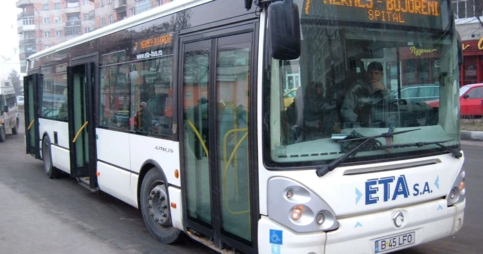 În ziua de Crăciun, autobuzele circulă după programul unei zile de duminică. Foto Adevărul