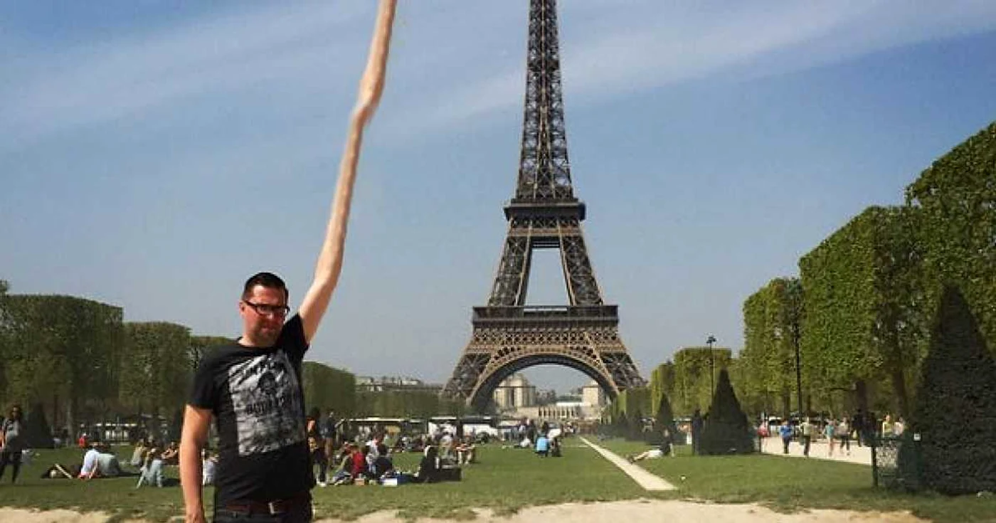 Sid a cerut editarea pozei sale de vacanţă, astfel încât să dea impresia că atinge cu mâna vârful Turnului Eiffel/ Imagini Bored Panda