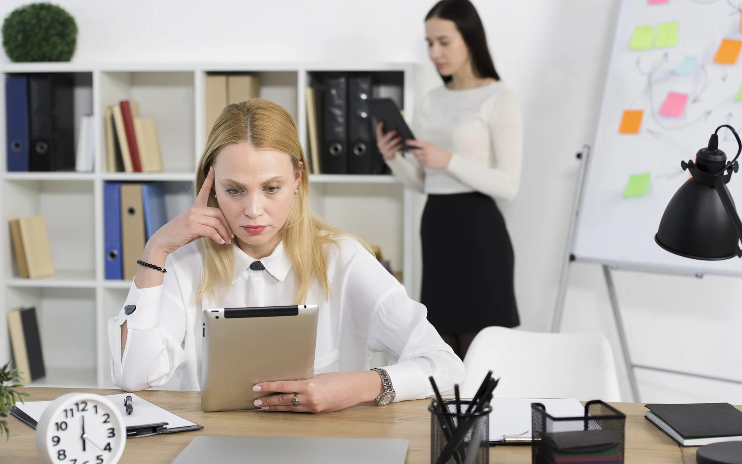 Salariul minim pe economie îi dezbină pe români. „Noi abia trecem luna, iar patronul face investiții în imobiliare”