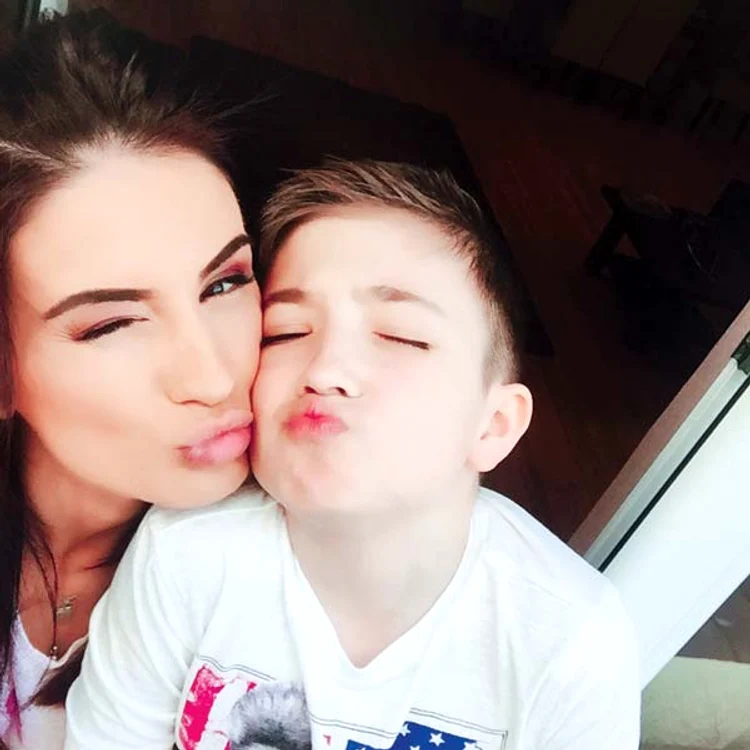 Alături de fiul ei, Patrick, în vârstă de 9 ani