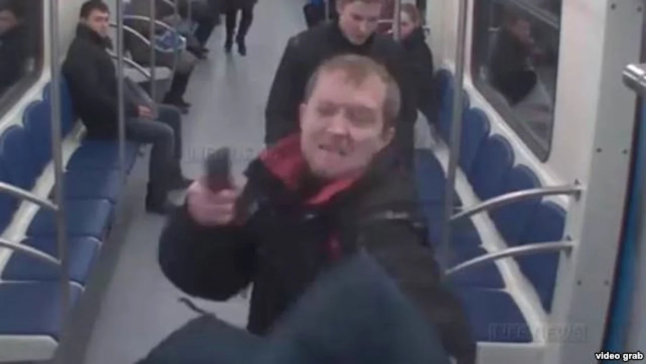 Atacatorul îl loveşte pe bărbatul care l-a confruntat, iar prietenul lui îl urmăreşte din spate. restul pasagerilor urmăresc scena de la locurile lor. FOTO: Youtube