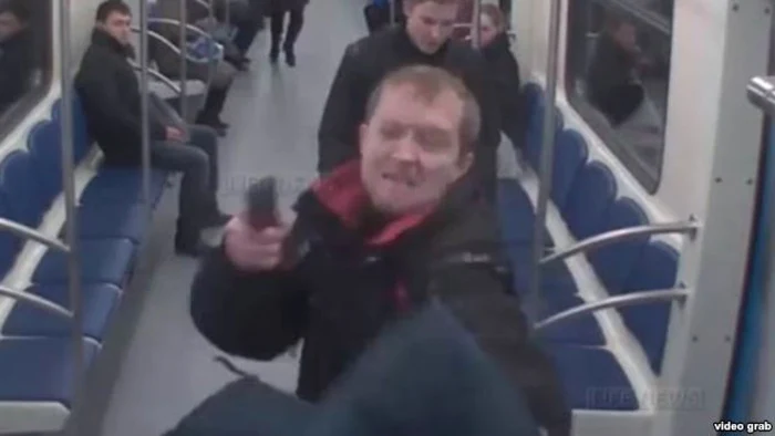 Atacatorul îl loveşte pe bărbatul care l-a confruntat, iar prietenul lui îl urmăreşte din spate. restul pasagerilor urmăresc scena de la locurile lor. FOTO: Youtube