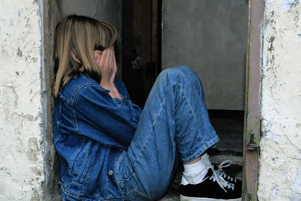 O fetiță de 9 ani a fugit pe geam pentru a scăpa de mama și iubitul acesteia, care o snopeau în bătaie