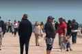 Turiști din toată țara au venit să simtă briza mării pe faleza din Constanța  jpeg