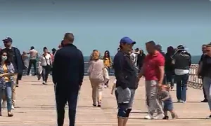 Turiști din toată țara au venit să simtă briza mării pe faleza din Constanța  jpeg