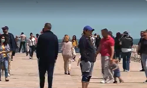 Turiști din toată țara au venit să simtă briza mării pe faleza din Constanța  jpeg