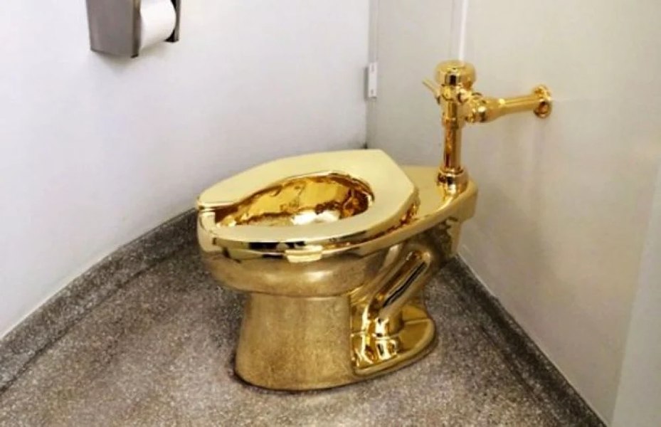 Patru bărbaţi, acuzaţi de furtul unui WC din aur, valorând 6 milioane de dolari, dintr-un palat