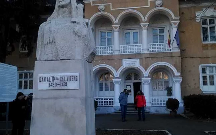 La 20 octombrie 1907 era aşezată piatra de temelie pentru clădirea care, din anul 1910, va găzdui Şcoala de Ofiţeri de Cavalerie de la Târgovişte FOTO Ionuţ Dima