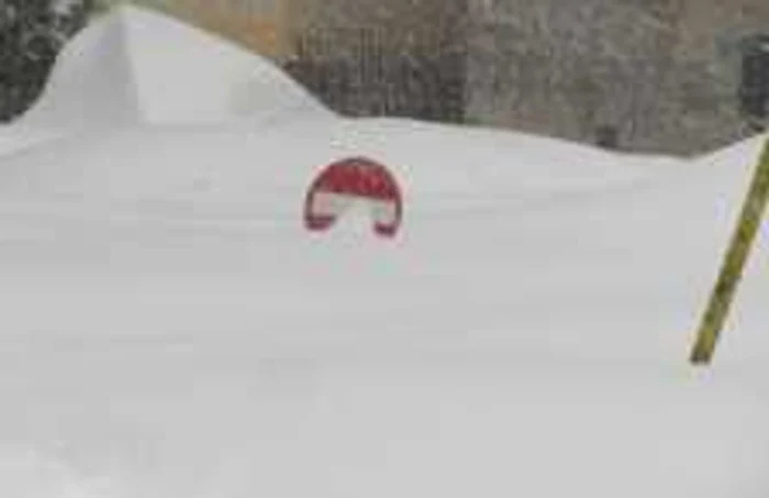 Troienele de zăpadă ating pe alocuri o înălţime de peste doi metri