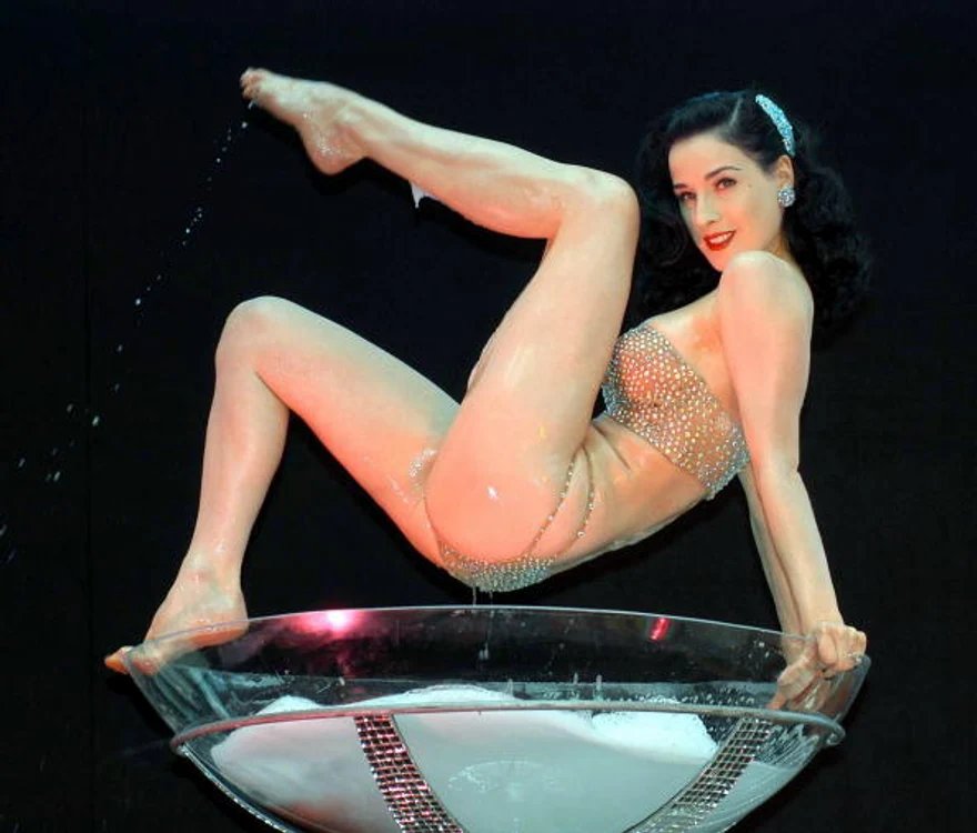 
    Dita von Teese este regina show-urilor burlesque, în care interpretează foarte sumar îmbrăcatăfoto: Getty Images  