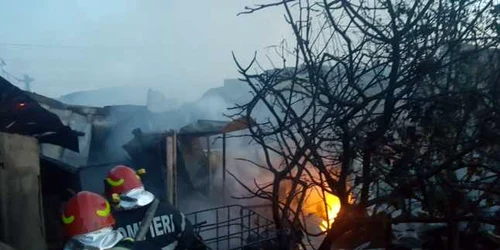 Incendiu hala branesti FOTO ISU 