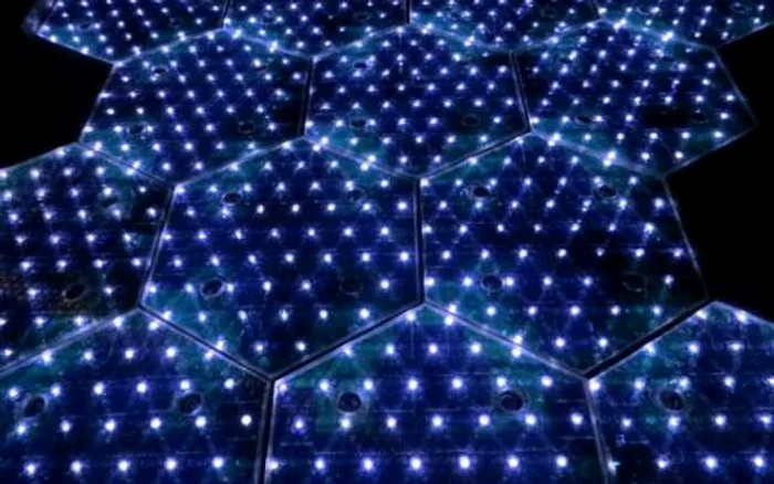 Panourile hexagonale pot topi gheaţa şi zăpada cu energia stocată şi au LED-uri pentru iluminare  FOTO Solar Roadways