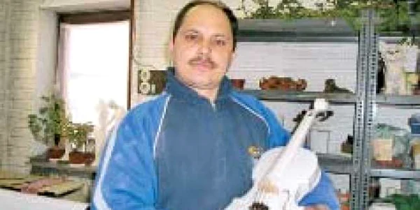 Ferencz Marton şi creaţia sa din marmură,  o vioară ce cântăreşte 4,1 kilograme