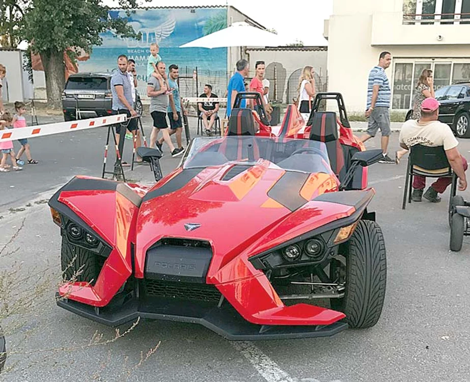  Motorul are două  locuri alăturate