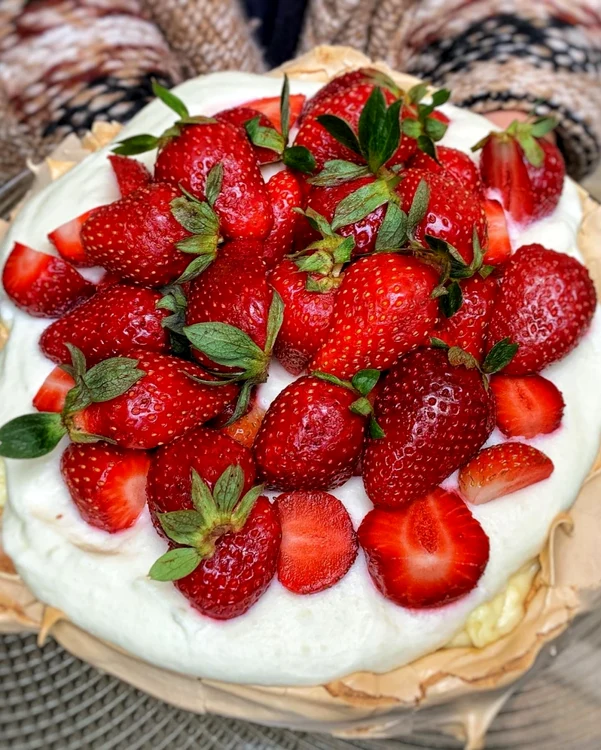 Prăjitura Pavlova,  delicată şi savuroasă. Reţeta garantată, pe care o poţi încerca acasă