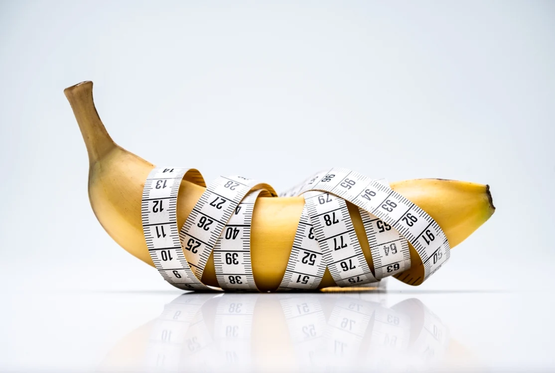 Banană înfășurată într-un centimetru