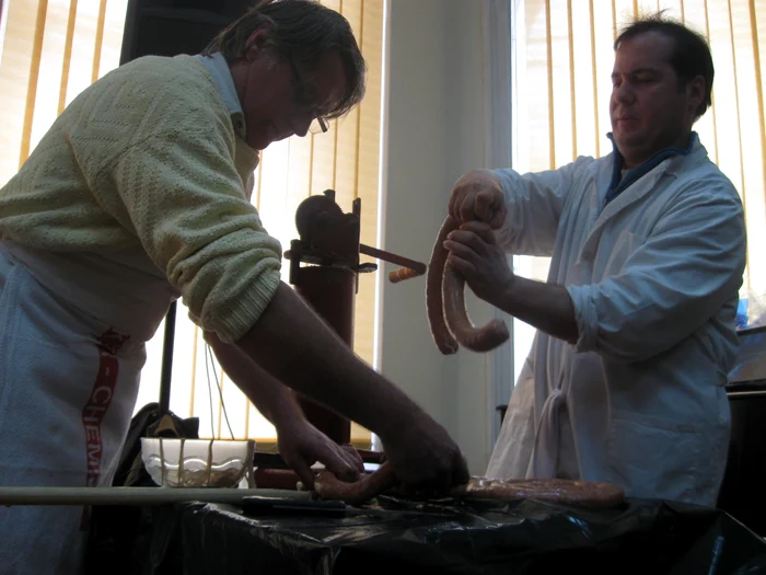 "Cârnăţarii" pregătesc marfa pentru concursul din 2014