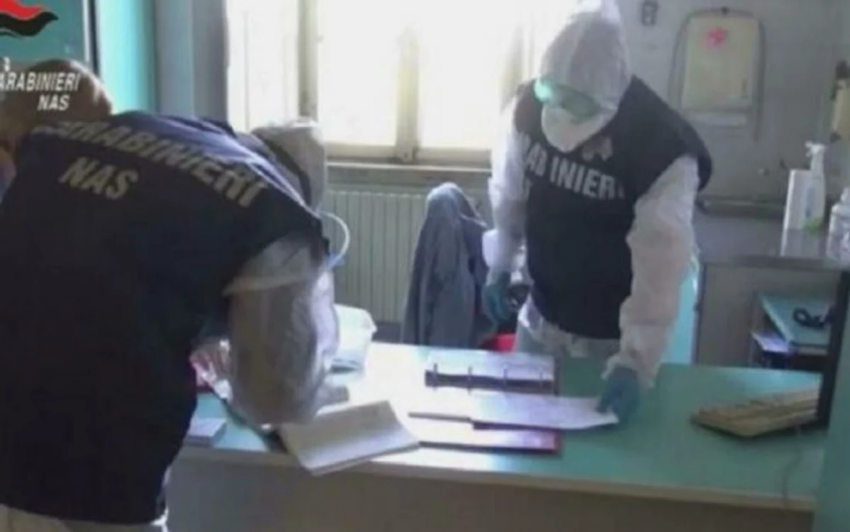 Carabinierii controlează amănunţit toate actele azilului de bătrâni. FOTO: Leggo.it