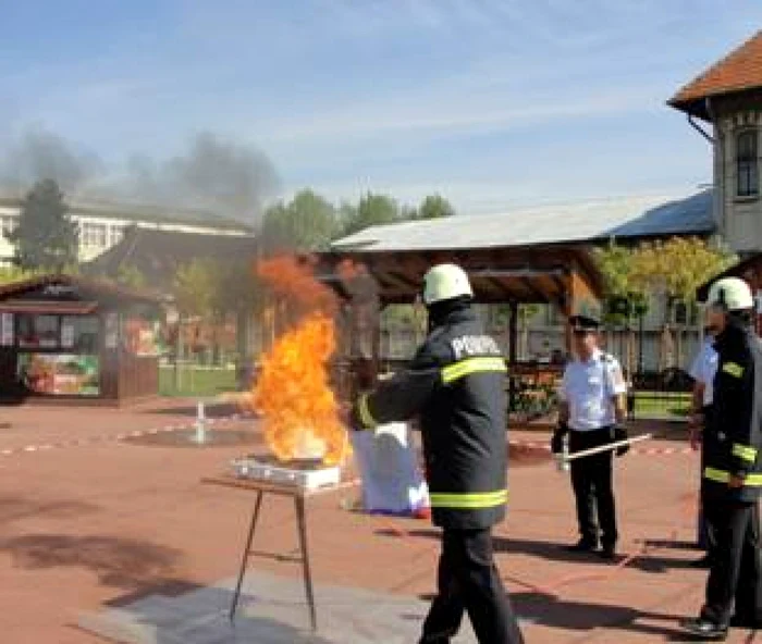 Demonstraţie cu o tigaie care i-a foc pe aragazul aprins FOTO ISU "Drobeta"