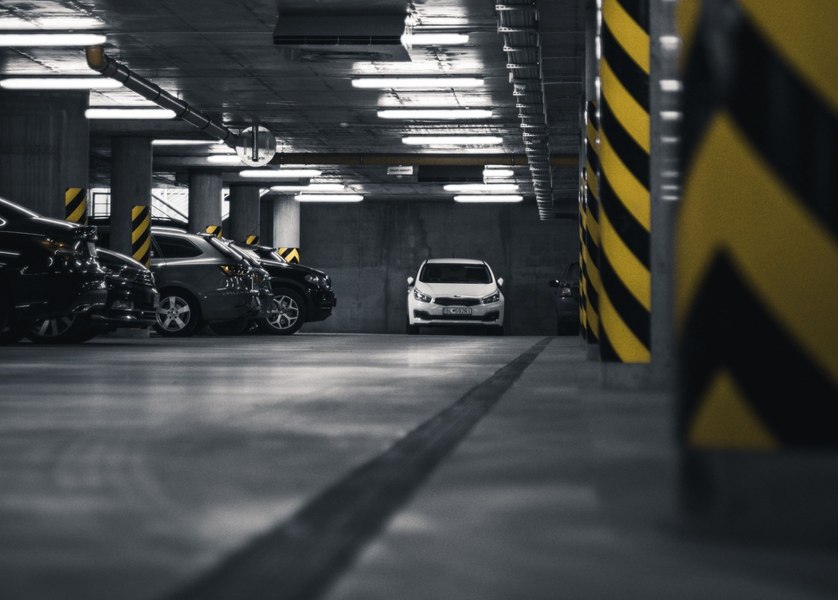 Zeci de mii de șoferi parchează ilegal în București în fiecare an. De ce nu poate recupera primăria 150 de milioane de euro din amenzi neplătite