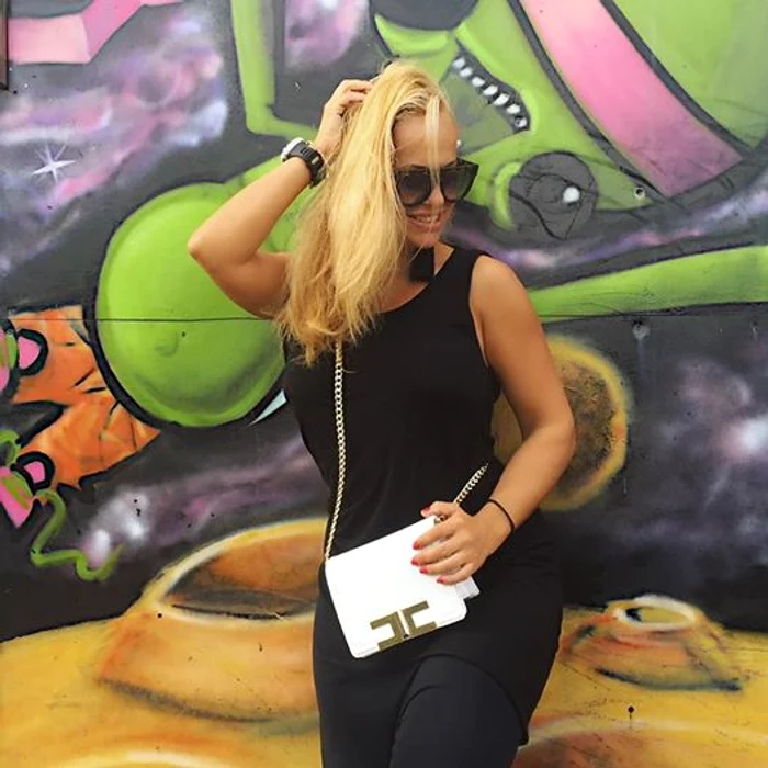 
    Anda Adam (costum galben) a fost cu greu recunoscută de fanifoto: Facebook  