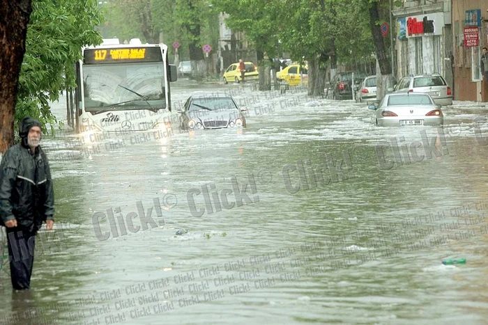 Str. 11 Iunie: Autobuzele şi tramvaiele au circulat prin apa de 50 cm adâncime (FOTOGRAFII: SEVER GHEORGHE, ROBERTO SĂLCEANU)