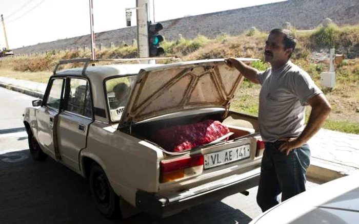 George Chirica din Republica Moldova ne arată gogoşarii pe care şi i-a cumpărat de la Galaţi. Foto: Cosmin Costache