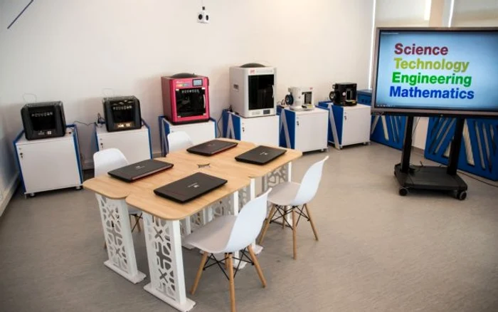 SmartLab deţine 6 imprimante 3D pe care le pune la treabă în folosul celor care au nevoie de vizier de protecţie Imagine: Facebook