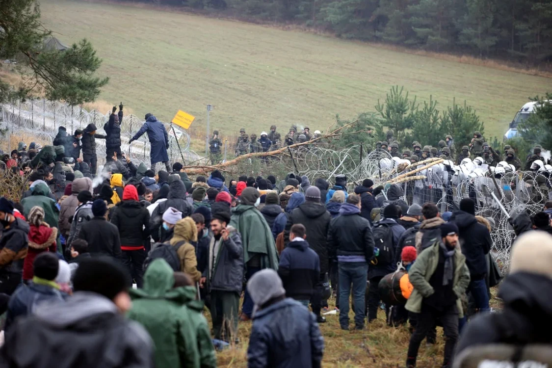 Migranți încercând să intre în Polonia în 2021