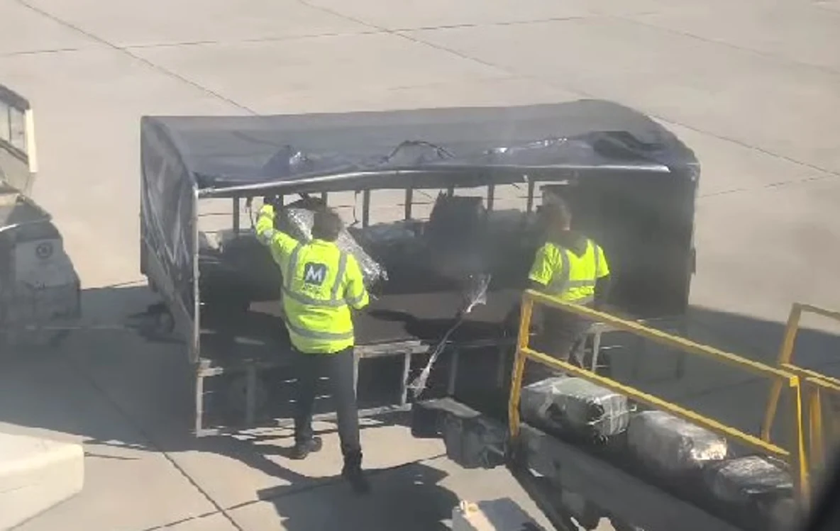 Bagajele, aruncate cu nepăsare pe Aeroportul Cluj FOTO: Captură video