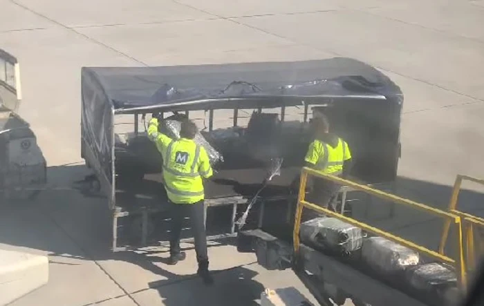 Bagajele, aruncate cu nepăsare pe Aeroportul Cluj FOTO: Captură video