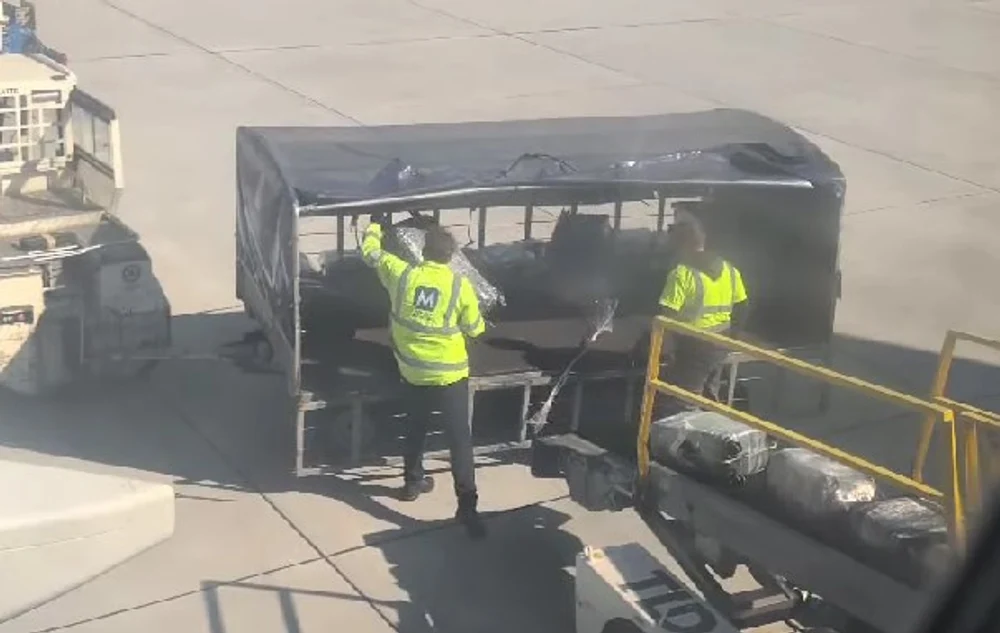 Bagajele, aruncate cu nepăsare pe Aeroportul Cluj. Filmarea care a declanșat ancheta oficială