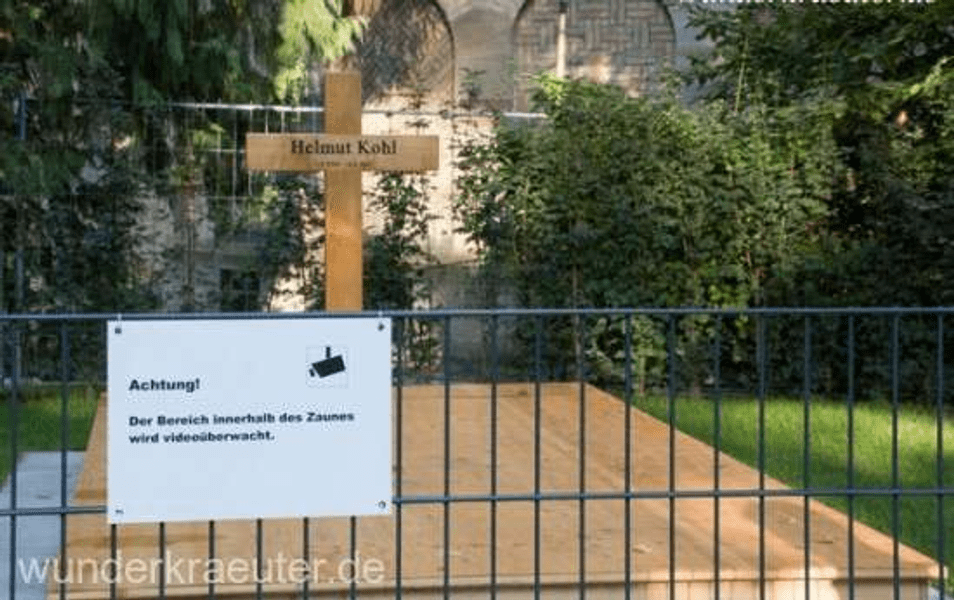 De ce a fost demontată camera de supraveghere de la mormântul unui fost cancelar german