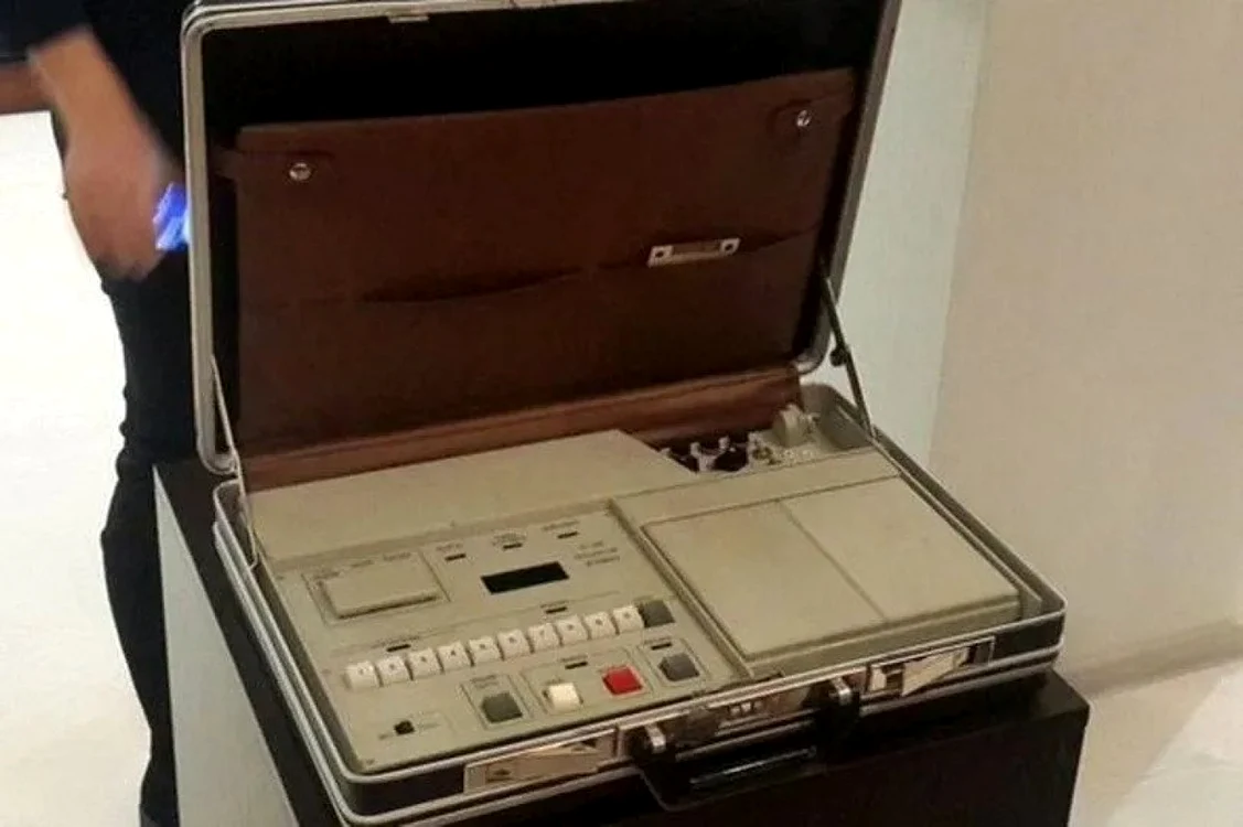Conţinutul valizei nucleare a fost prezentat la TV FOTO via The Sun