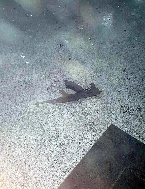 Mitraliera unuia dintre atentatori 