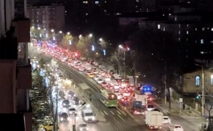 Capitala a răsunat de sirenele pompierilor la prima oră a dimineţii. Foto: captură video