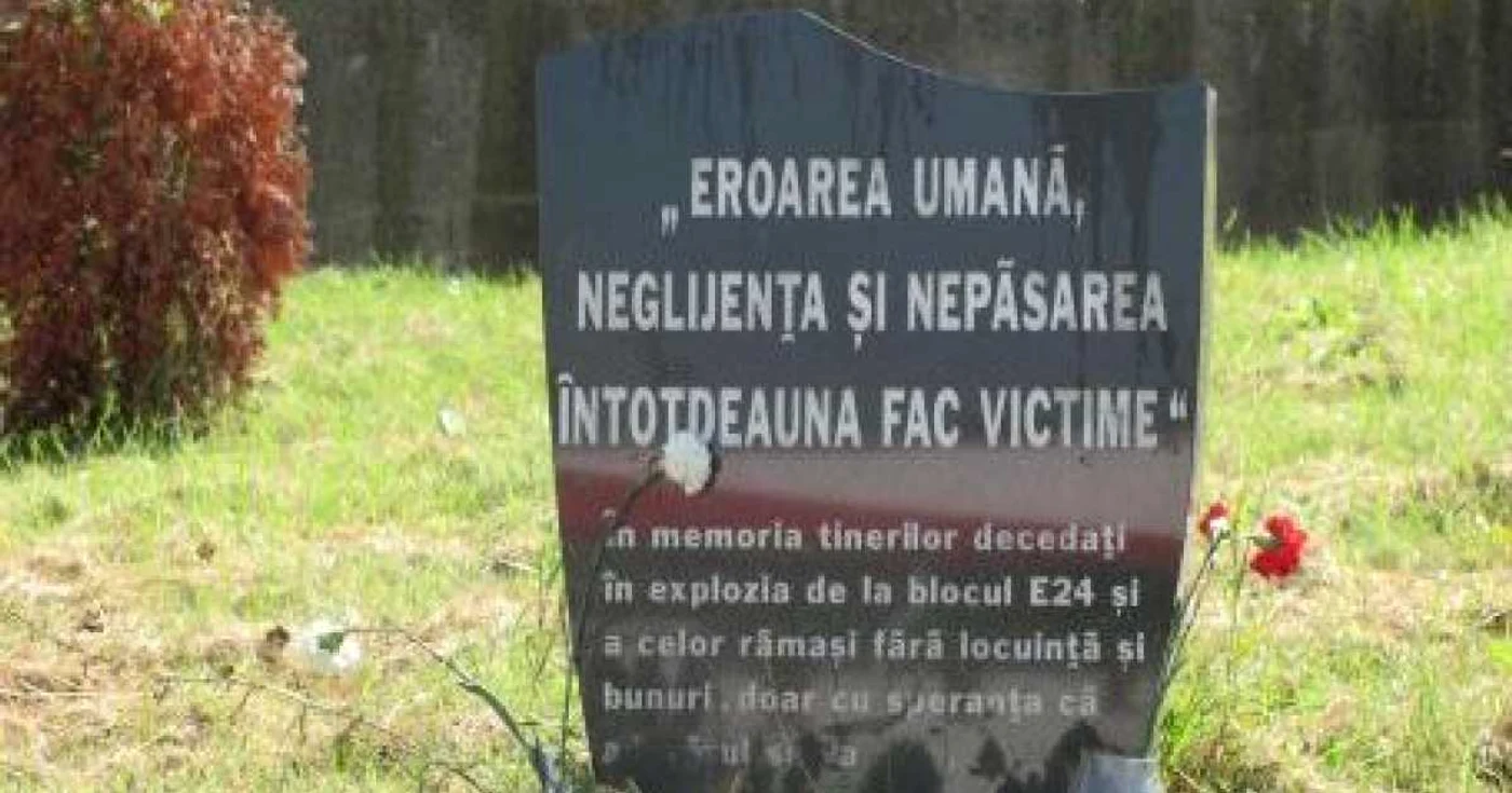 Pe locul blocului locatarii au ridicat o placă de marmură în memoria celor doi tineri care şi-au pierdut viaţa în explozie