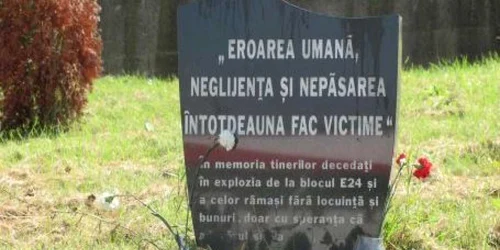 Pe locul blocului locatarii au ridicat o placă de marmură în memoria celor doi tineri care şi-au pierdut viaţa în explozie