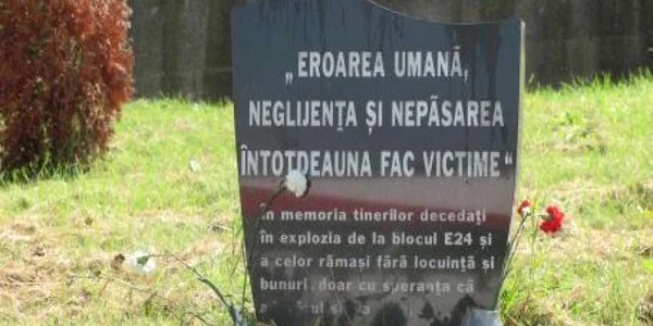 Pe locul blocului locatarii au ridicat o placă de marmură în memoria celor doi tineri care şi-au pierdut viaţa în explozie